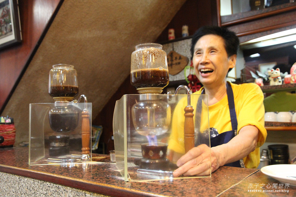 [支持黃昏老店] 高雄最老的「小堤咖啡廳」。一秒穿越35年前，用酒精燈培煮的人情味咖啡