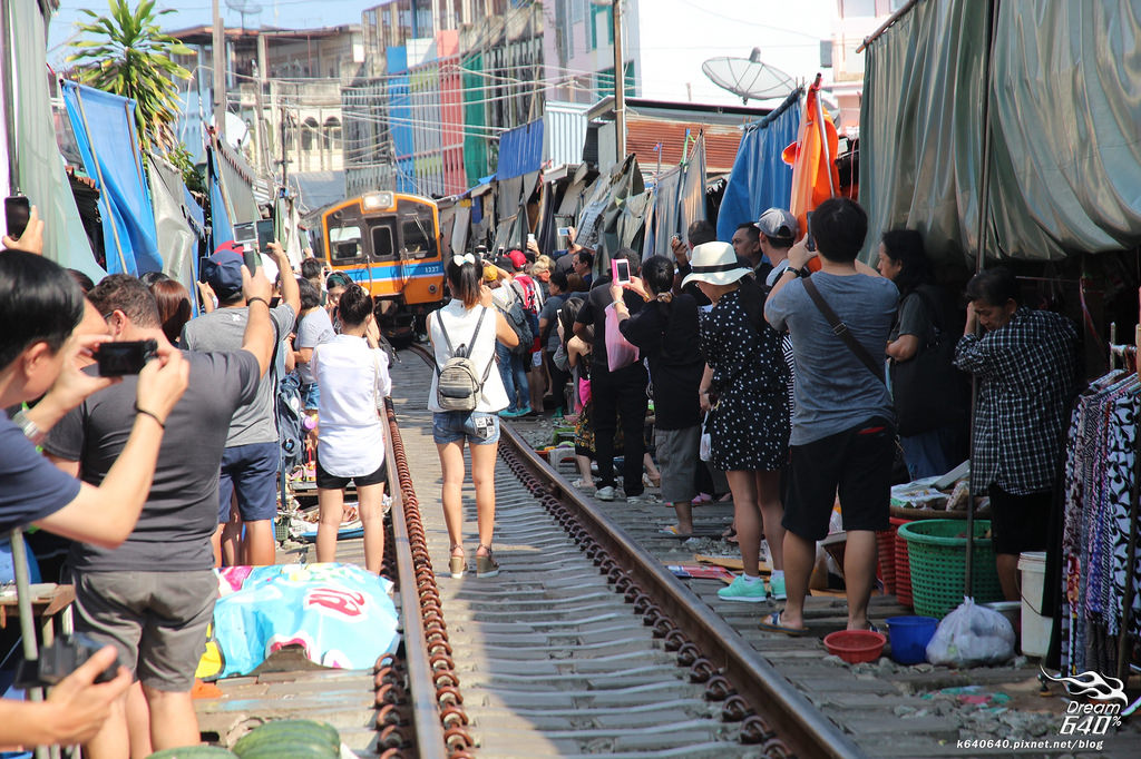[曼谷驚奇景點]火車一秒剖開人山人海的市場，水上市集飆船吃翻天