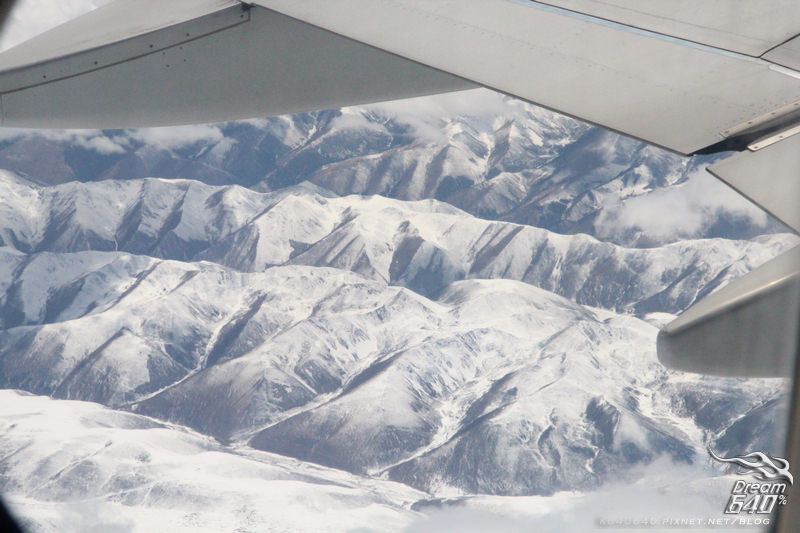 [西藏，不再遙遠] 飛越連綿雪嶽！整機乘客驚呼連連