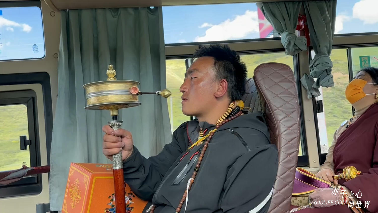 一個人去色達！震撼心靈的紅色佛國｜搭車直達全攻略，台港澳遊客皆可進