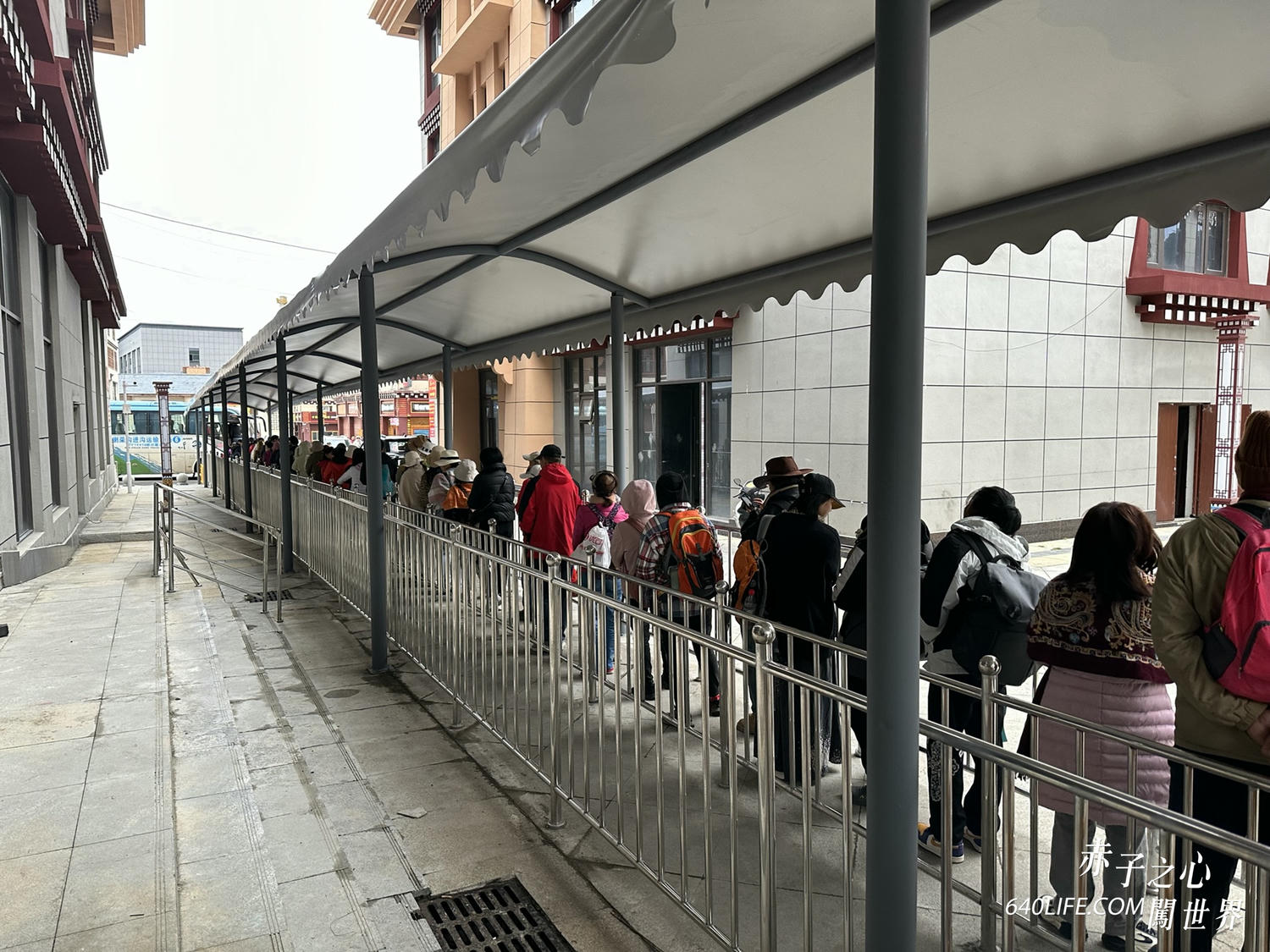 一個人去色達！震撼心靈的紅色佛國｜搭車直達全攻略，台港澳遊客皆可進