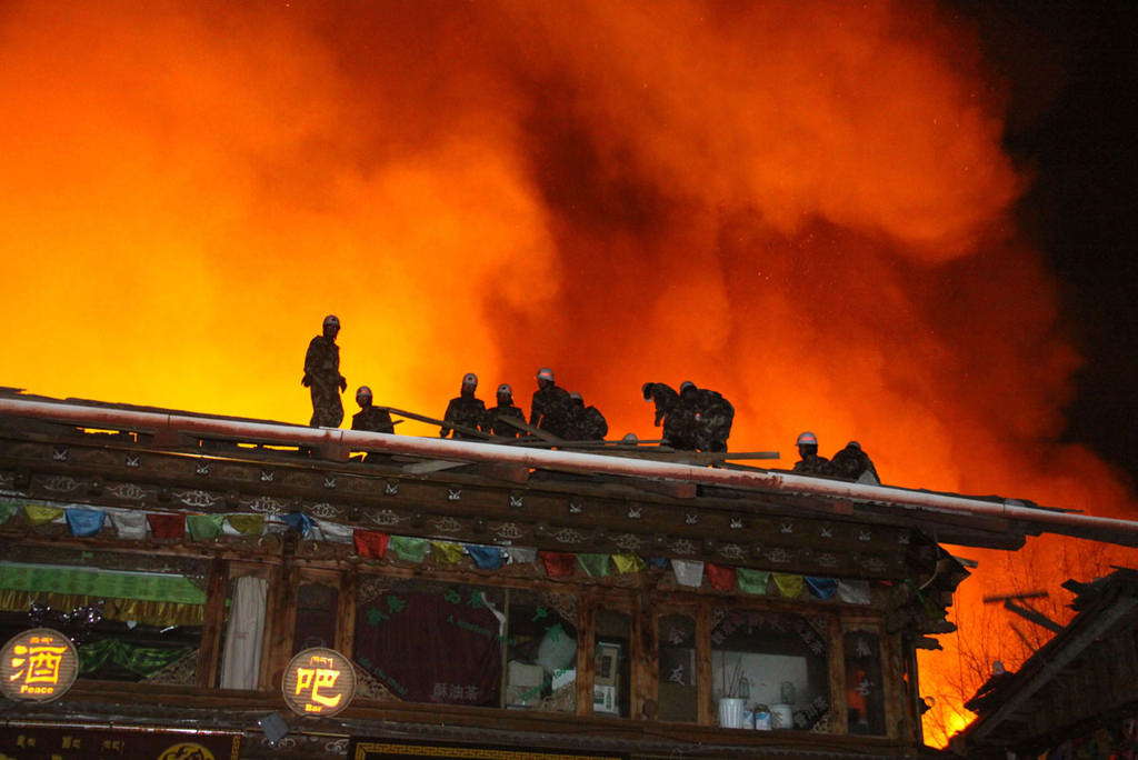 香格里拉獨克宗古城燒毀新聞畫面_2.jpg