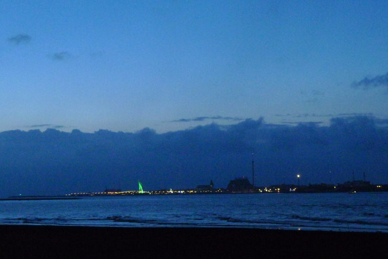 對岸漁人碼頭的情人橋 發著綠光