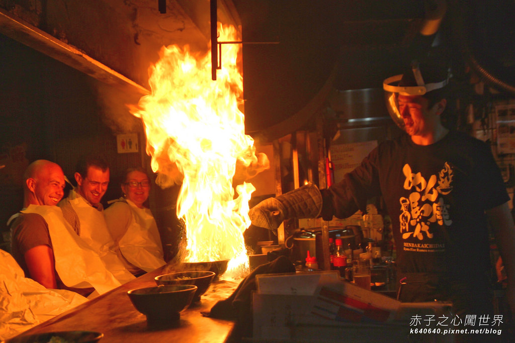 【京都。會噴火的拉麵】烈焰沖天的發爐！觀光客相繼來搏命演出的めん馬鹿一代